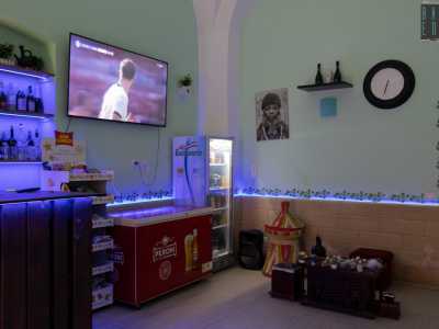L�interno � piuttosto buio, ma sulla sinistra si notano un bancone da bar alle cui spalle si staglia un�ampia scelta di liquori e amari, un espositore di snack e un frigorifero per la conservazione delle bevande fresche